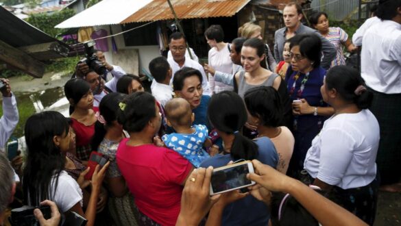 Angelina Jolie et Aung San Suu Kyi ont été accueillies par des dizaines de personnes à proximité du lieu de résidence des travailleuses, dans la banlieue de Rangoon, le 1er août 2015.