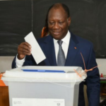Alassane Ouattara dépose son bulletin dans l'urne