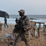 Un soldat ivoirien sur la plage de Grand-Bassam