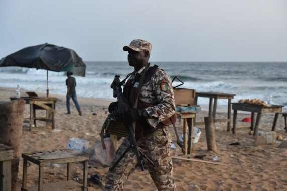 Un soldat ivoirien sur la plage de Grand-Bassam
