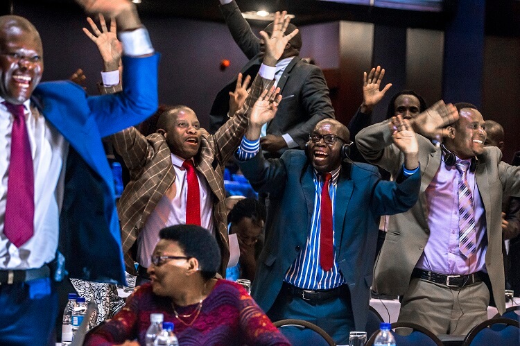 Les députés du Zimbabwe célèbrent après la démission de Mugabe
