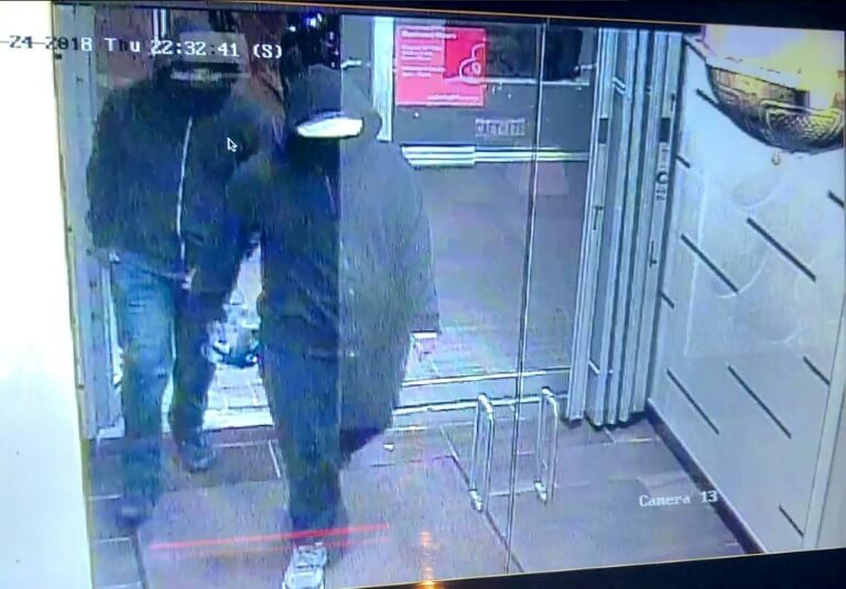 Image de surveillance de la police diffusée le 25 mai montrant deux hommes cagoulés entrant dans un restaurtant indien à Mississauga dans l'Ontario