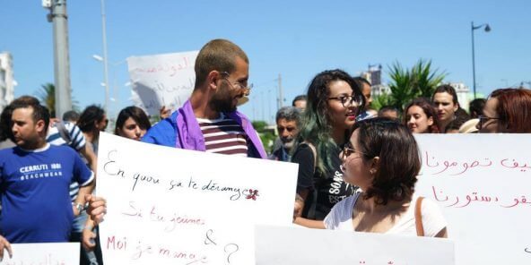 Des Tunisiens manifestent