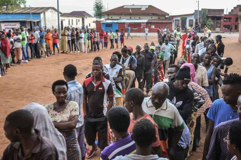 Les Burundais font la queue pour voter