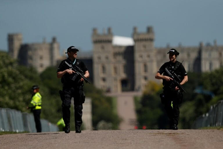 Des policiers patrouillent le long de la longue marche devant le château de Windsor 
