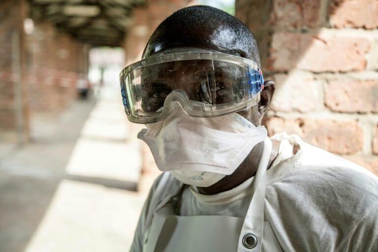 un membre du personnel sanitaire portant des protections contre le virus Ebola à l'hopital de Bikoro, en RDC