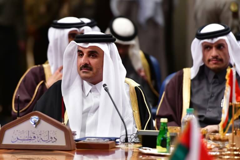 L'émir du Qatar Cheikh Tamin ben Hamad al-Thani (g) et le ministre qatari des Affaires étrangères cheikh Mohammed ben Abderrahmane Al-Thani (d)