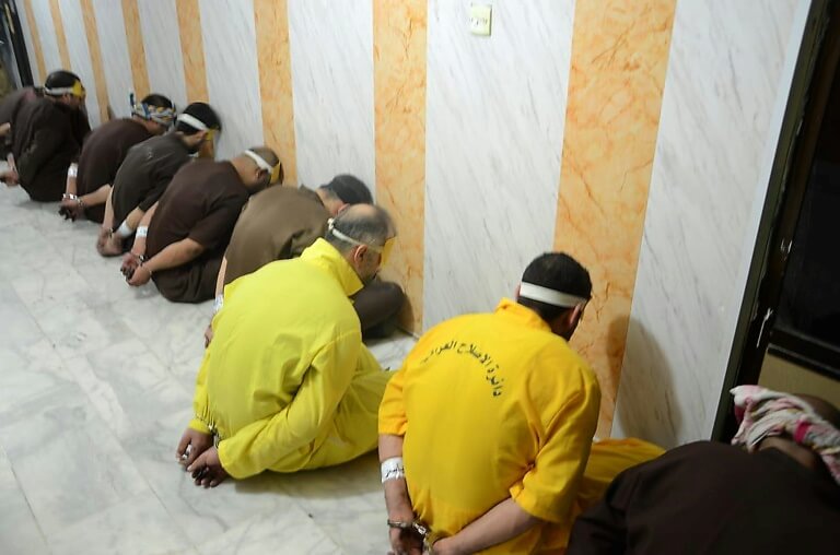 Des jihadistes menottés avant leur exécution, à Nasiriyah en Irak 