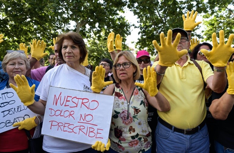 Des manifestants aux mains gantées de jaune devant le tribunal de Madrid où s'est ouvert le premier procès des "bébés volés" du franquisme