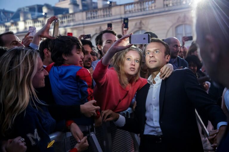 Le président français Emmanuel Macron pose à l'Elysée lors de la "Fête de la Musique"