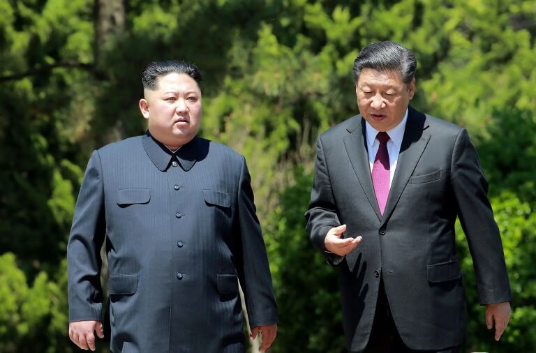leader nord-coréen Kim Jong Un (g) et du président chinois Xi Jinping