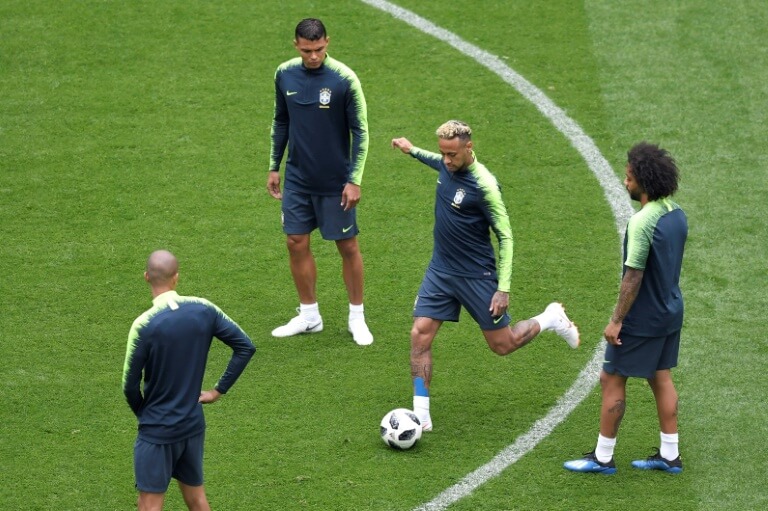 L'attaquant vedette du Brésil Neymar (c) contrôle le ballon lors d'une séance d'entraînement au stade de Saint-Pétersbourg