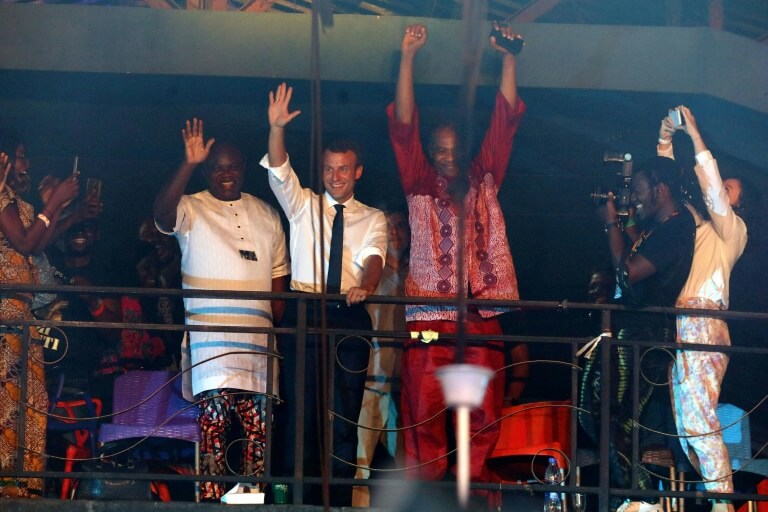 Emmanuel Macron (c) et le musicien nigérian Femi Kuti (d)