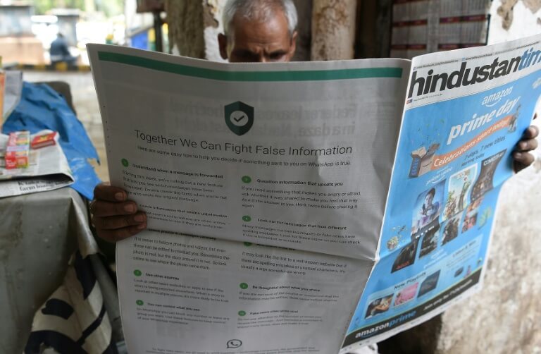 Un vendeur de journaux en Inde