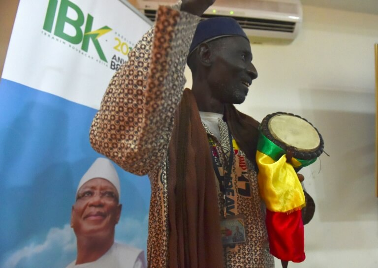 Un partisan du président malien sortant Ibrahim Boubacar Keita se réjouit à l'annonce des résultats du premier tour de la présidentielle