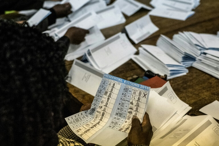Dépouillement dans un bureau de vote à Harare