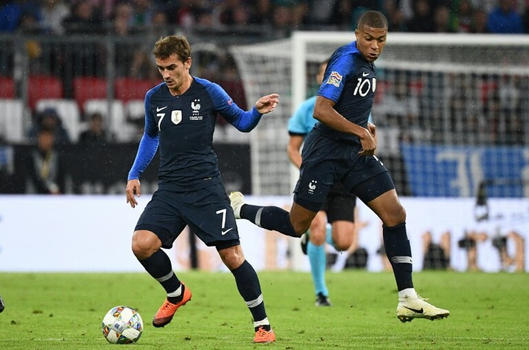 Les attaquants de l'équipe de France Antoine Griezmann (g) et Kylian Mbappé