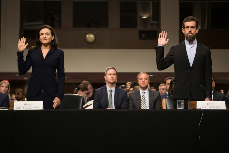 Le patron de Twitter Jack Dorsey (à droite) et la numéro deux de Facebook Sheryl Sandberg sont auditionnés au Congrès américain 