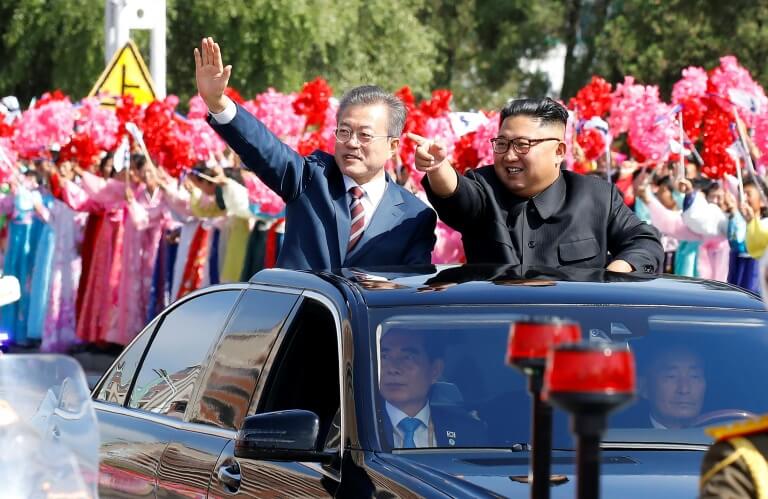 Le président sud-coréen Moon Jae-in (g) et le leader nord-coréen Ki Jong Un