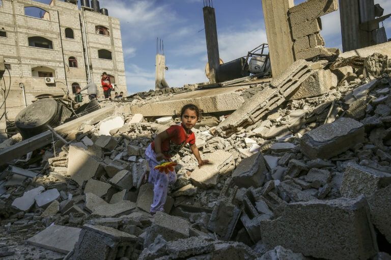 Une fillette palestinienne sur les ruines d'un batiment