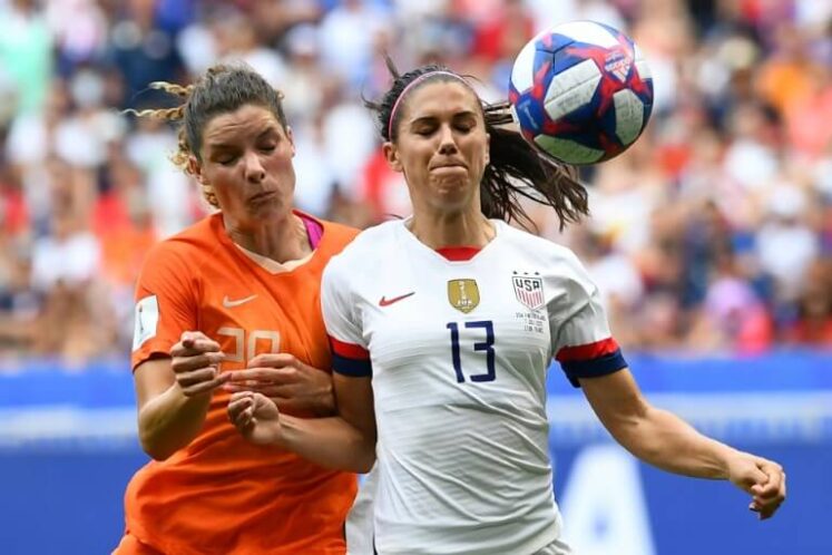 Alex Morgan (d) et Dominique Bloodworth