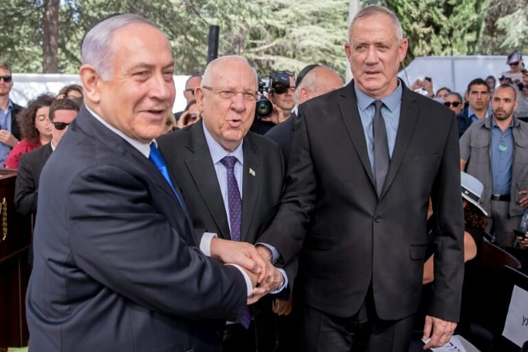 Benjamin Netanyahu (G),  Reuven Rivlin (C) et Benny Gantz (D)