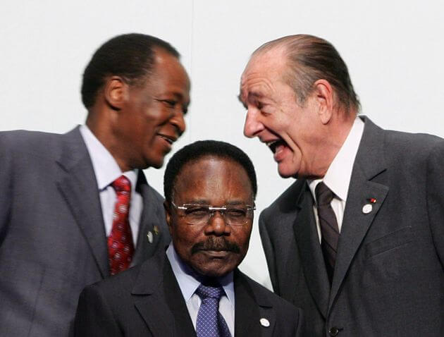 Jacques Chirac avec le Président du Burkina Faso Blaise Compaore et devant eux le Président du Gabon Omar Bongo