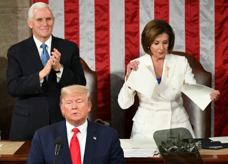 La cheffe des démocrates au Congrès, Nancy Pelosi, déchire le discours de Donald Trump