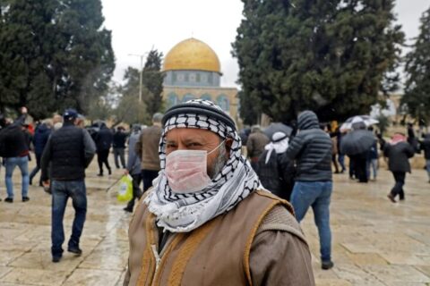 Un Palestinien porte un masque de protection à Jérusalem