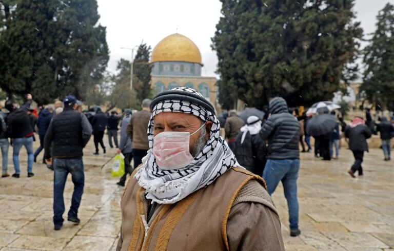 Un Palestinien porte un masque de protection à Jérusalem