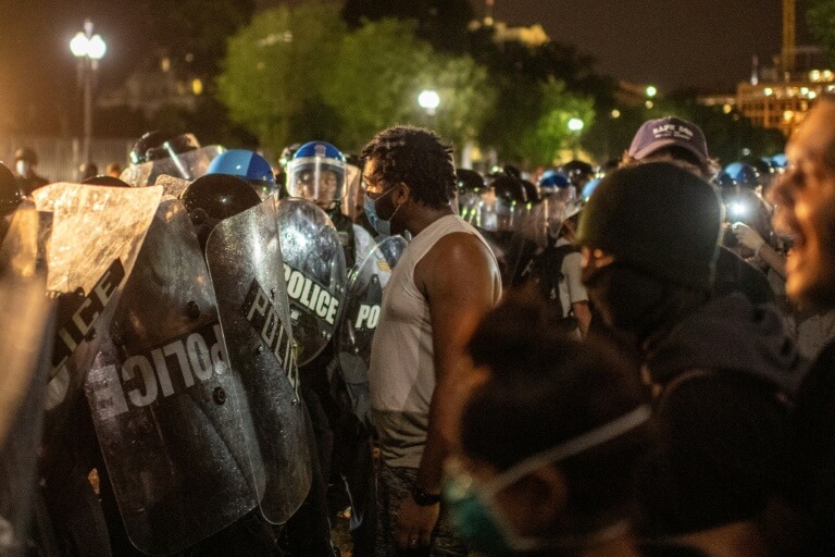 Face-à-face tendu entre manifestants et policiers devant la Maison Blanche