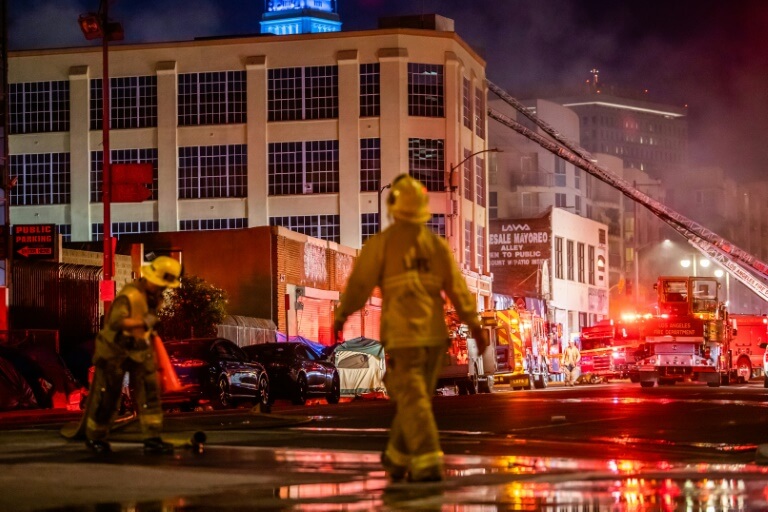 Des pompiers sur les lieux d'un incendie dans un centre commercial