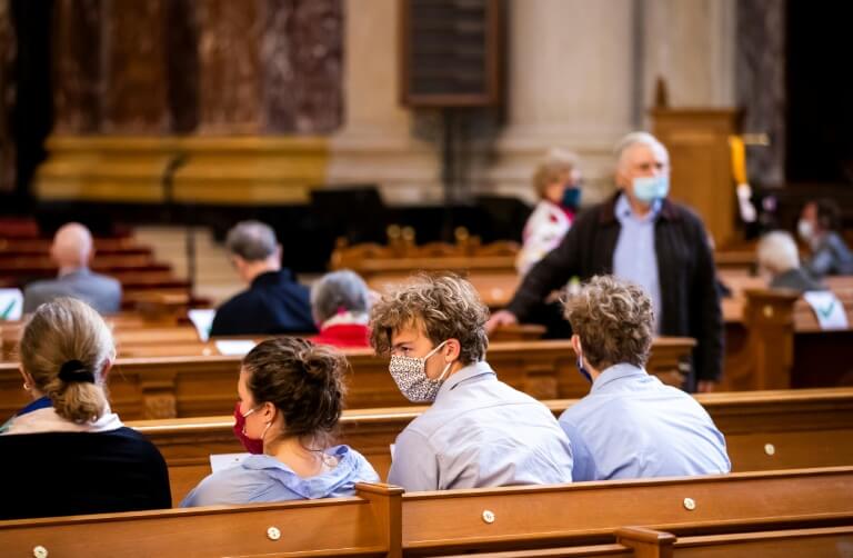 Des fidèles assistent à une messe à Berlin