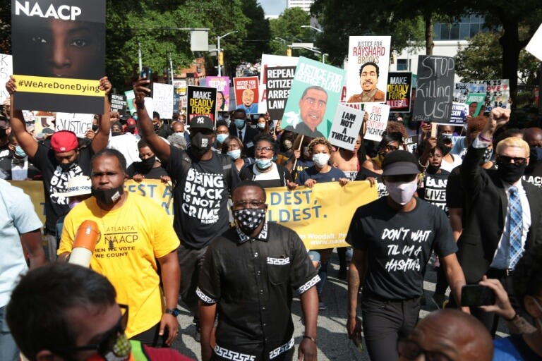 Des manifestants se rassemblent pour une marche organisée par la National Association for the Advancement of Colored People (NAACP) à Atlanta