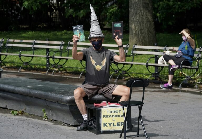 Kyler James tire les cartes dans le parc de Washington Square