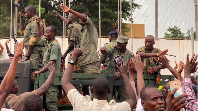 Scène de joie au passage des militaires à Bamako