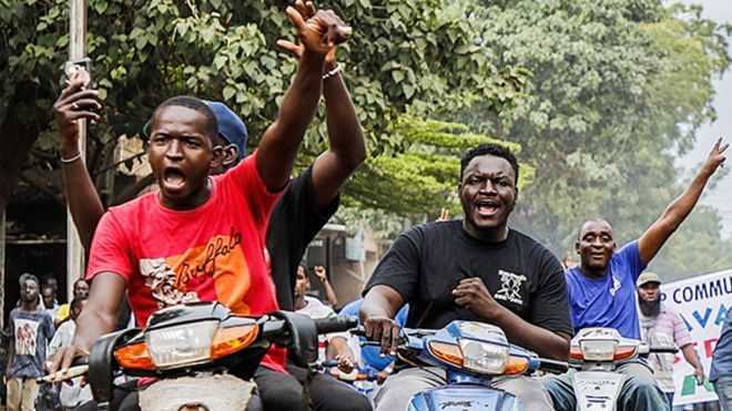 Des motards à Bamako célèbrent la prise de pouvoir militaire au Mali