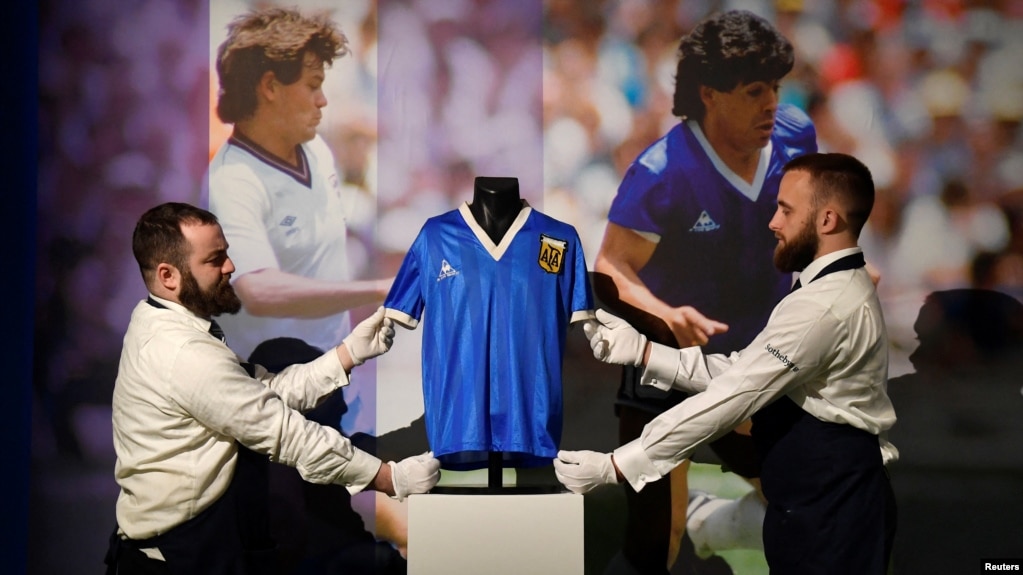 le maillot porté par le footballeur argentin Diego Maradona