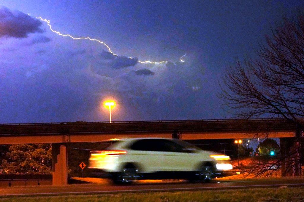 Un véhicule roulant sous les éclaires à Jackson, Mississippi