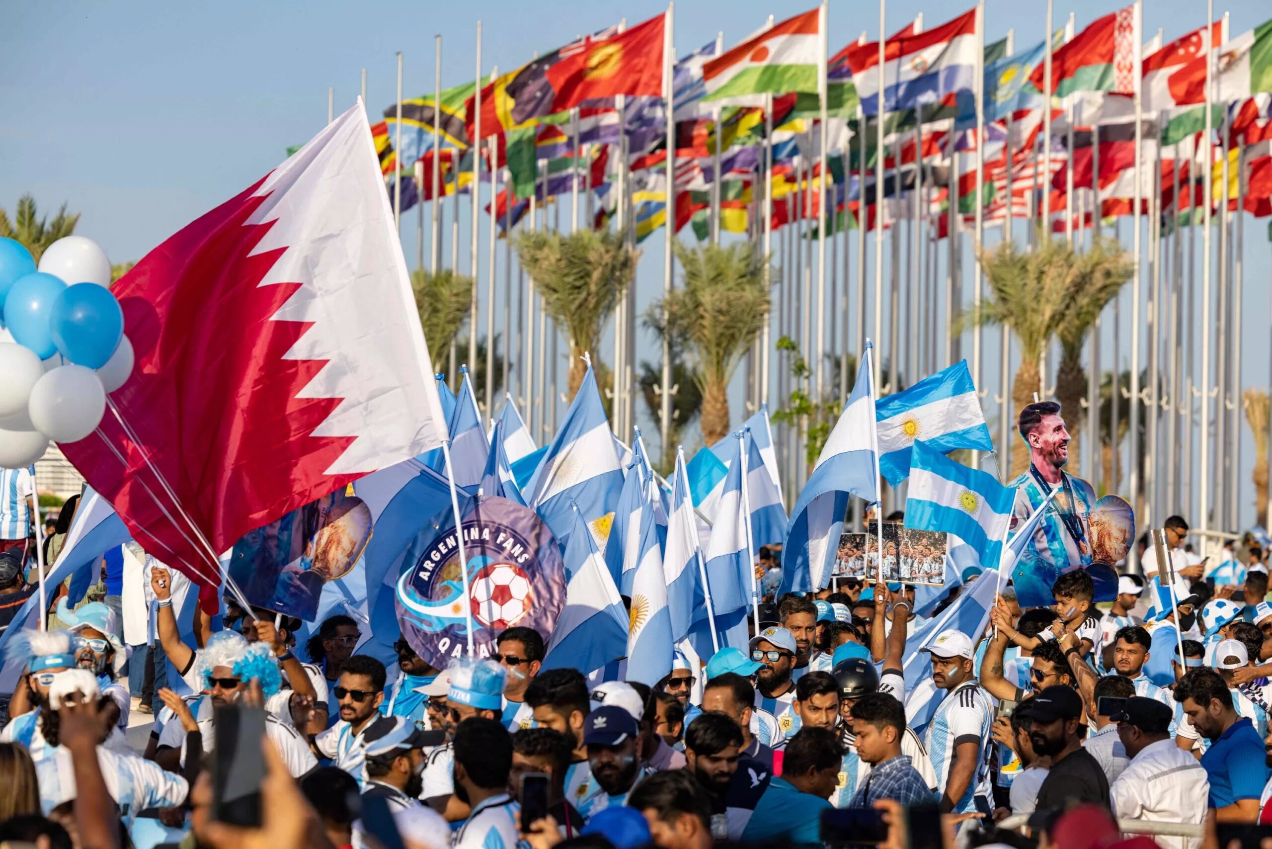 Défilé de travailleurs migrants dans les rues de Doha