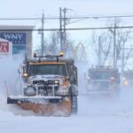 Des chasse-neige dégagent les routes après une tempête hivernale qui a frappé la région de Buffalo à Lancaster, New York, États-Unis, le 25 décembre 2022. REUTERS/Brendan McDermid