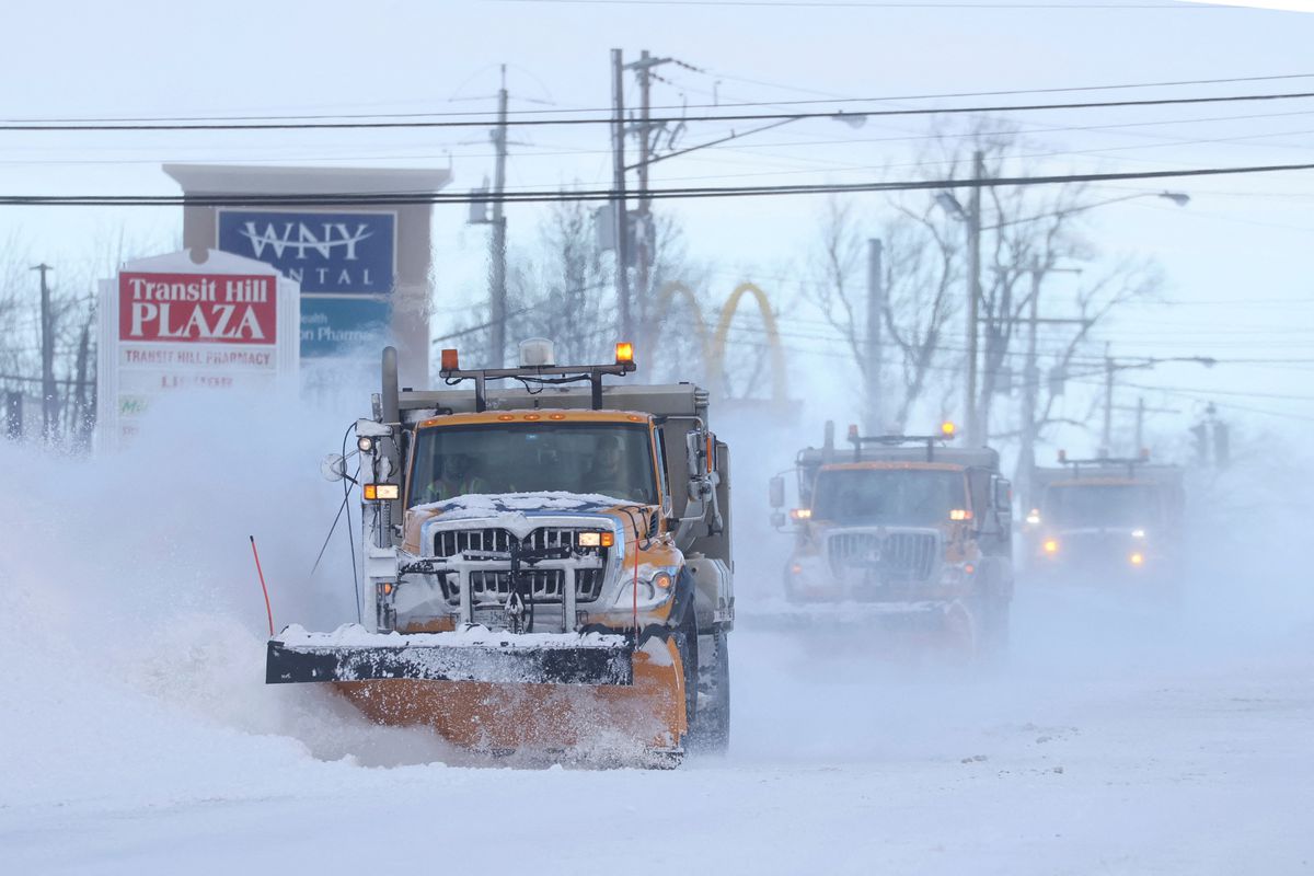 Des chasse-neige dégagent les routes après une tempête hivernale qui a frappé la région de Buffalo à Lancaster, New York, États-Unis, le 25 décembre 2022. REUTERS/Brendan McDermid