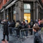 Des New-Yorkais font la queue pour entrer dans la première boutique de cannabis de la ville, jeudi 29 décembre 2022 à Manhattan. © Eduardo Munoz, Reuters