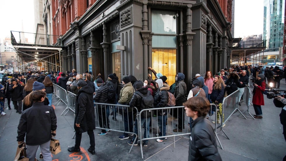 Des New-Yorkais font la queue pour entrer dans la première boutique de cannabis de la ville, jeudi 29 décembre 2022 à Manhattan. © Eduardo Munoz, Reuters