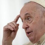 Le pape François parle lors d'une interview avec l'Associated Press au Vatican, mardi 24 janvier 2023.