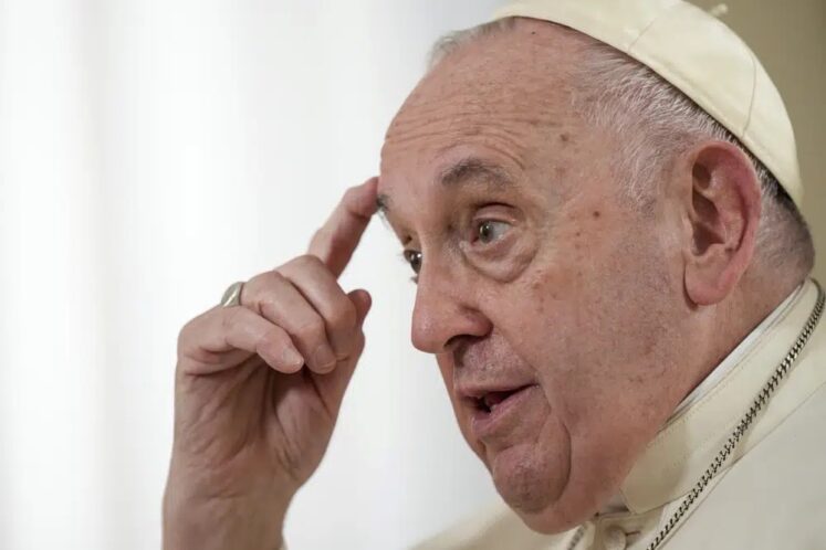 Le pape François parle lors d'une interview avec l'Associated Press au Vatican, mardi 24 janvier 2023.