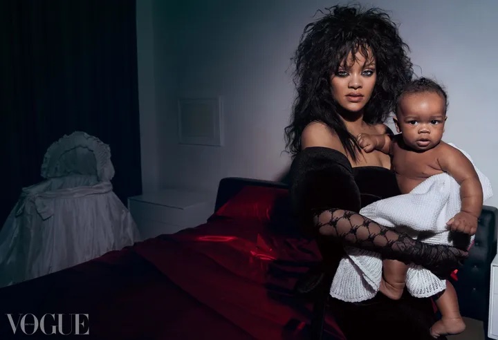 Rihanna tenant son fils dans ses bras