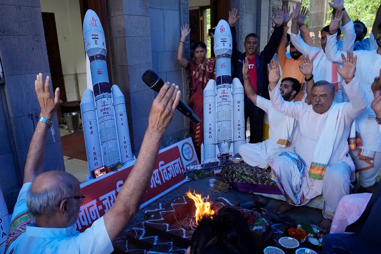 Des membres du parti indien Bharatiya Janata Party pratiquent des rituels hindous pour le succès du vaisseau spatial indien Chandrayaan-3 à l'intérieur d'un temple à Mumbai. 