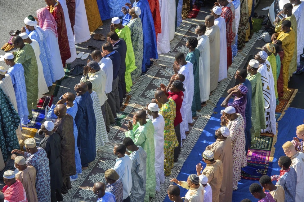 Des fidèles du quartier d'East Harlem à New York participent à la traditionnelle prière annuelle commémorant la fin du Ramadan, devant la mosquée Masjid Aqsa-Salam, le 17 juillet 2015