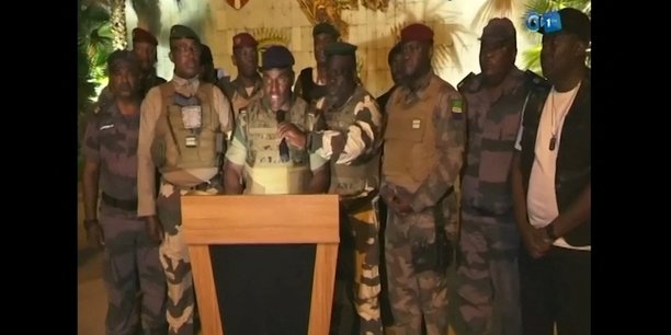 Un groupe d'une douzaine de militaires est apparu sur les écrans de la chaîne de télévision Gabon 24, abritée au sein même de la présidence. (Crédits : GABON 1ERE)
